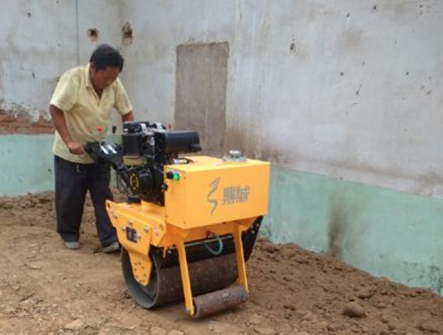 點擊查看詳細信息<br>標題：手扶式單輪壓路機工作照 閱讀次數：12152