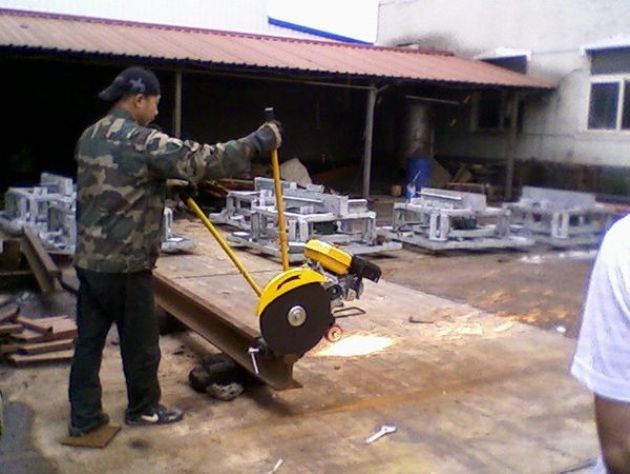 點擊查看詳細信息<br>標題：內燃鋸軌機工作照 閱讀次數：11531