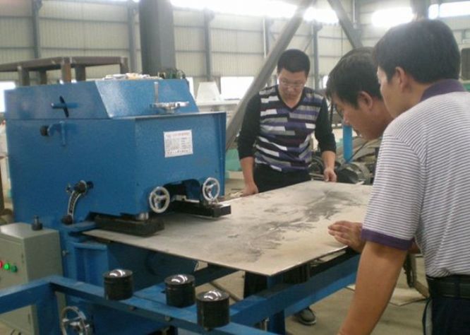 點擊查看詳細信息<br>標題：固定式平板坡口機工作照 閱讀次數：10958